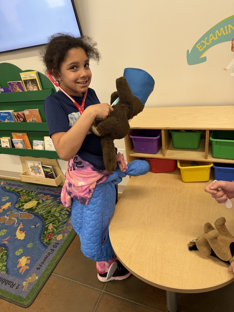 Student participating in an activity at the Rosamond Gifford Zoo