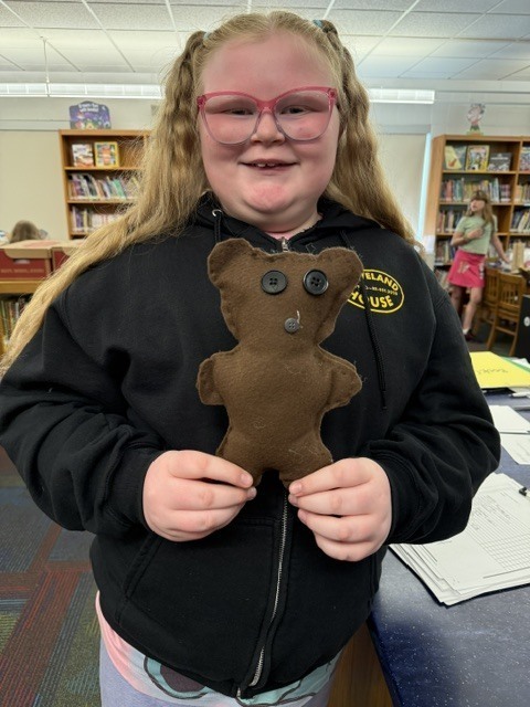 McConnellsville 4th Grade Book Club Members Making Bears
