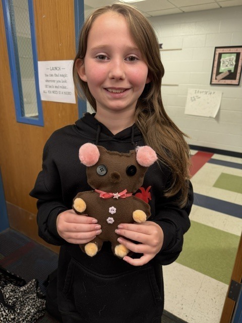 McConnellsville 4th Grade Book Club Members Making Bears