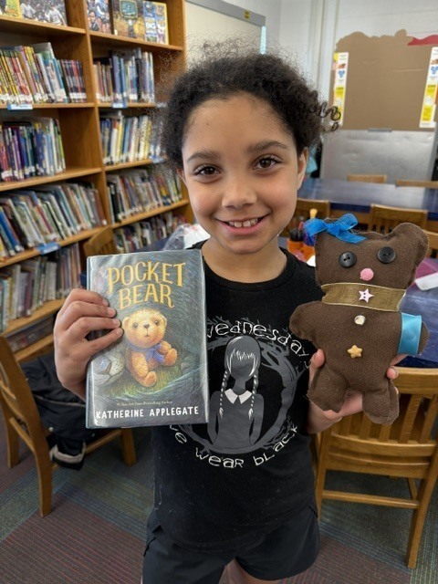 McConnellsville 4th Grade Book Club Members Making Bears