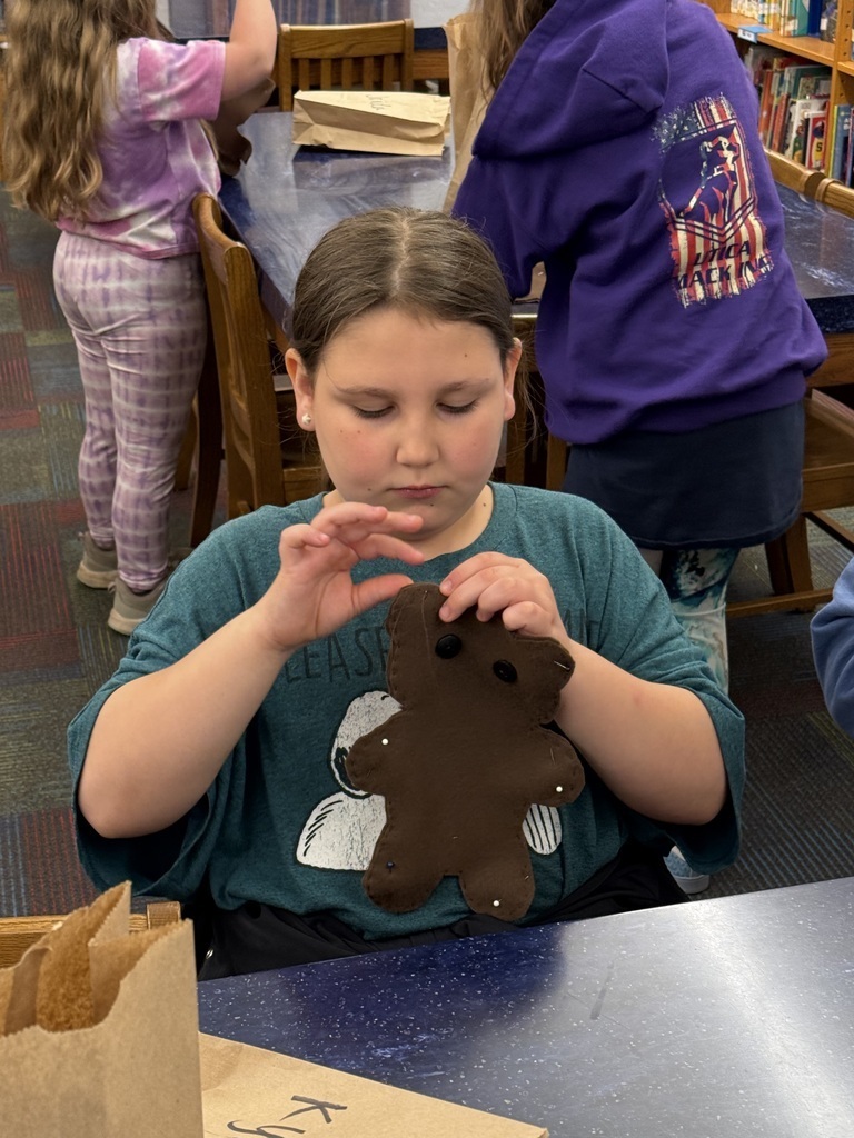 McConnellsville 4th Grade Book Club Members Making Bears
