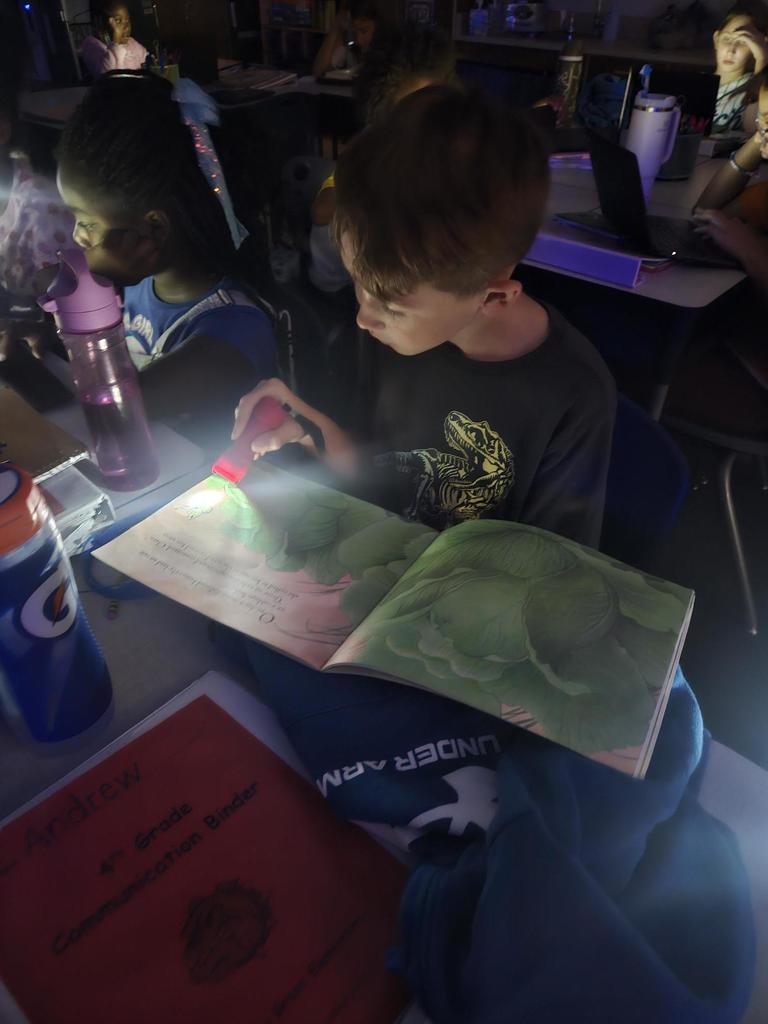 4th graders read by flashlight