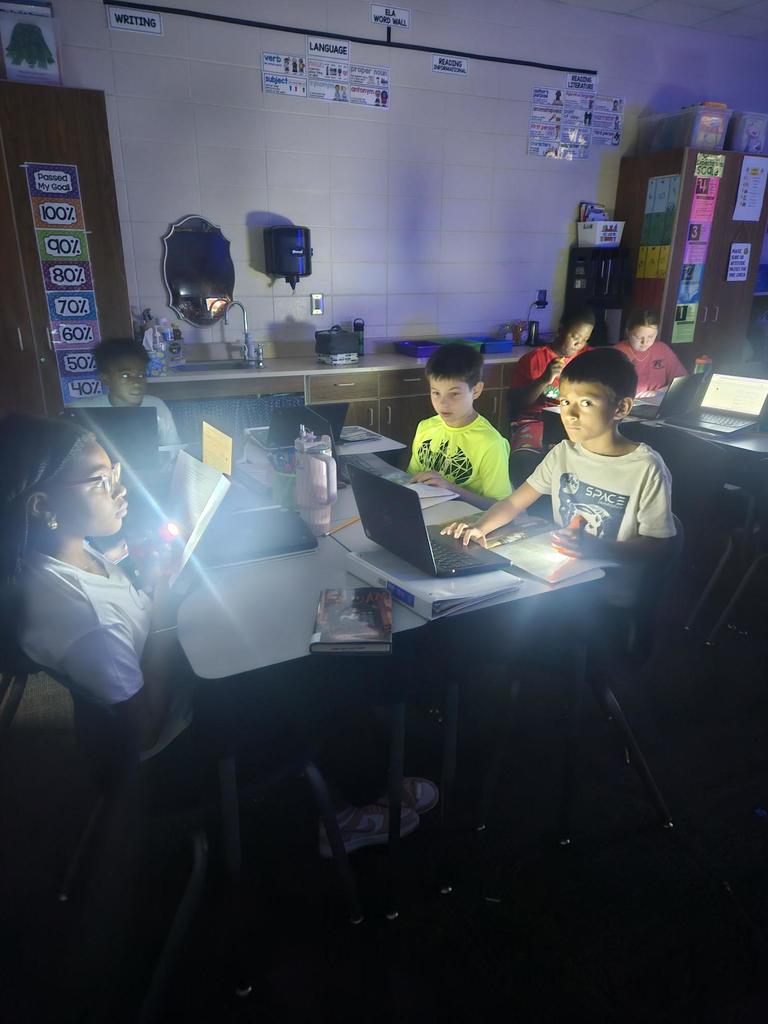 4th graders read by flashlight