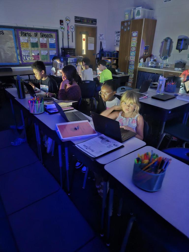 4th graders read by flashlight