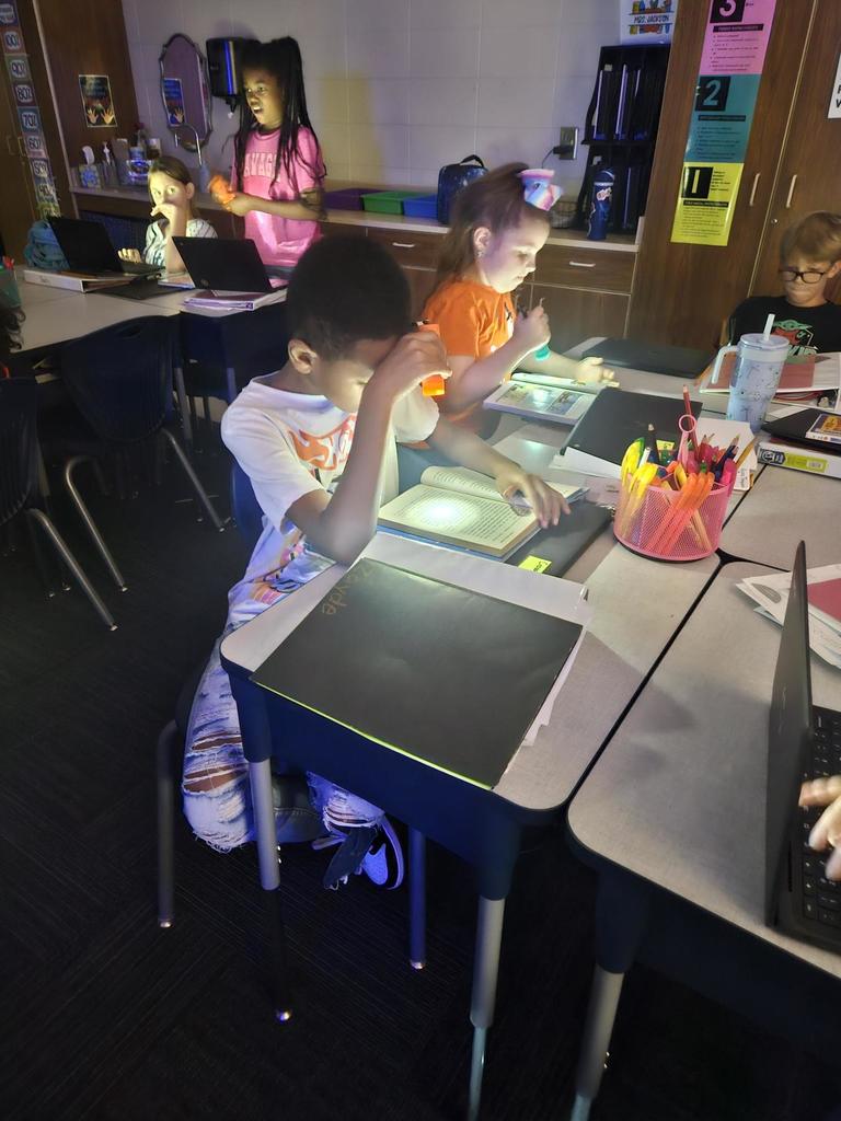 4th graders read by flashlight