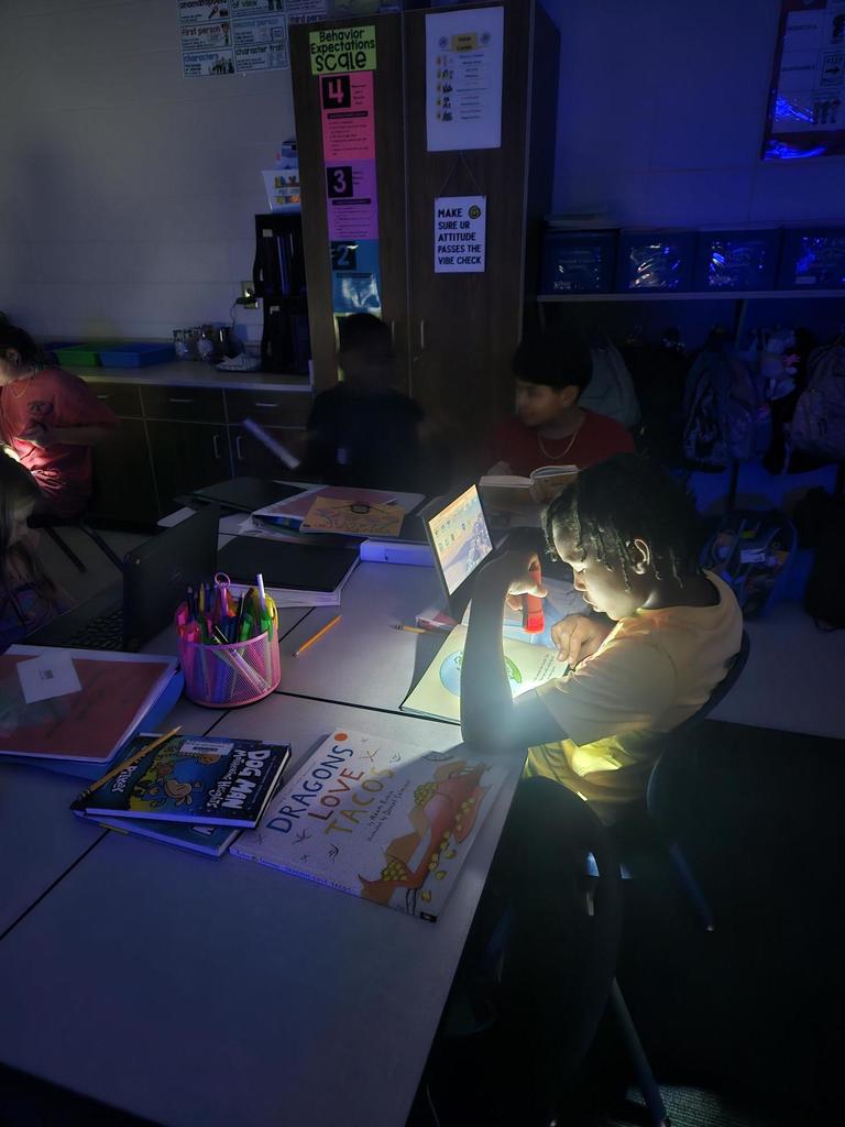 4th graders read by flashlight