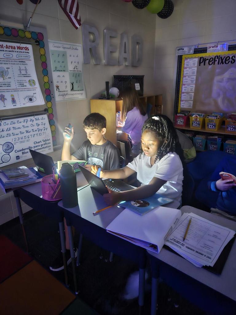 4th graders read by flashlight