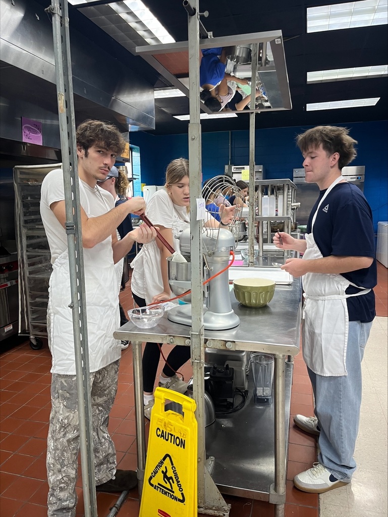 culinary students baking cookies