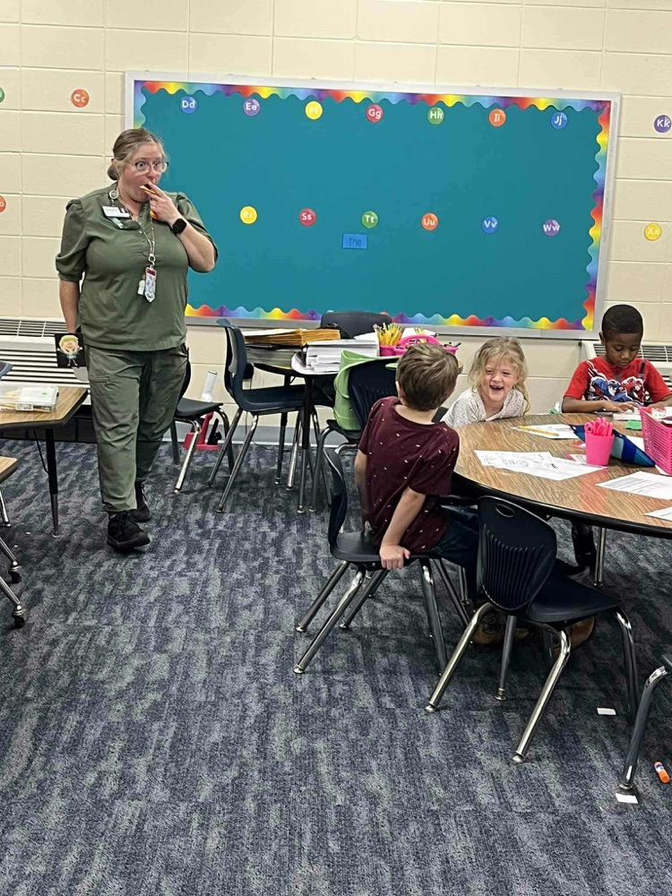Nurse Kelly showing Kindergarten about hand washing