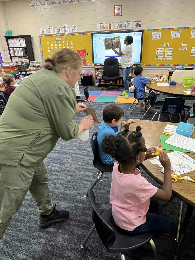 Nurse Kelly showing Kindergarten about hand washing
