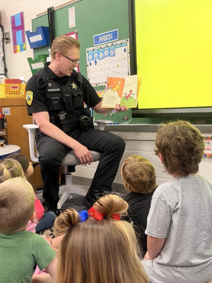 school resource officer reading to class