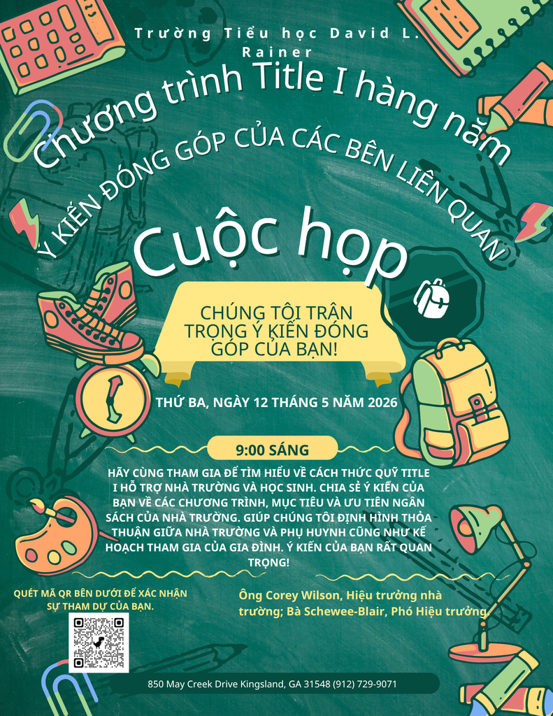 Một tờ rơi phong cách bảng xanh cho cuộc họp góp ý các bên liên quan Title I thường niên của Trường Tiểu học David L. Rainer. Tờ rơi có hình minh họa chủ đề trường học như ba lô, giày thể thao, đồng hồ và đồ dùng học tập. Cuộc họp diễn ra vào thứ Ba, ngày 12 tháng 5 năm 2026 lúc 9:00 sáng. Nội dung mời các gia đình tìm hiểu cách nguồn quỹ Title I hỗ trợ nhà trường và học sinh, đồng thời chia sẻ ý kiến về các chương trình, mục tiêu và ưu tiên ngân sách. Cũng đề cập đến việc xây dựng Thỏa thuận Gia đình - Nhà trường và Kế hoạch Gắn kết Gia đình. Có mã QR để xác nhận tham dự. Hiệu trưởng là ông Corey Wilson và phó hiệu trưởng là bà Schewee-Blair. Địa chỉ và số điện thoại của trường được liệt kê ở phía dưới.