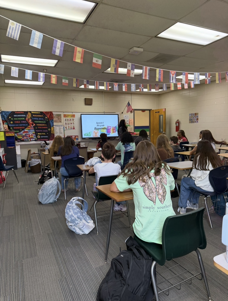 8th grade students in spanish class