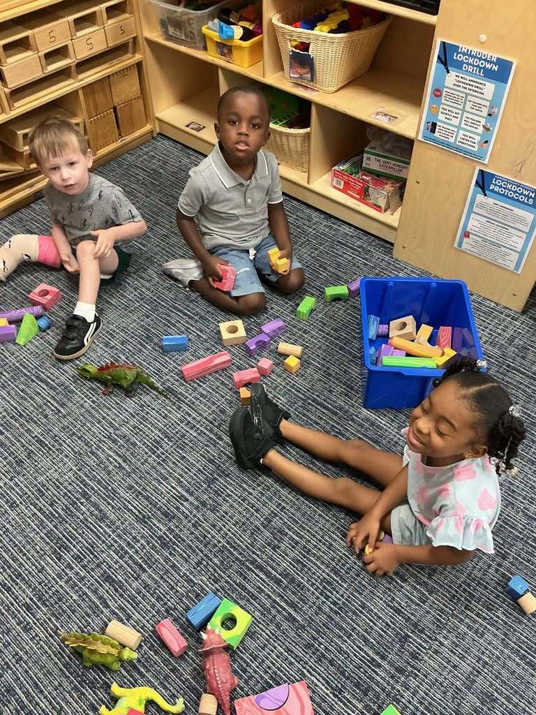 Big learning is happening through play for Sugarmill Elementary's tiniest Eagles!🦅 Whether they're building towers in the block center or baking up pretend treats during dramatic play, SES Pre-K students are doing much more than having fun. Through play, they're building early math skills, expanding their vocabulary, solving problems, using their imaginations, and learning how to work and play alongside their friends.🧠💛