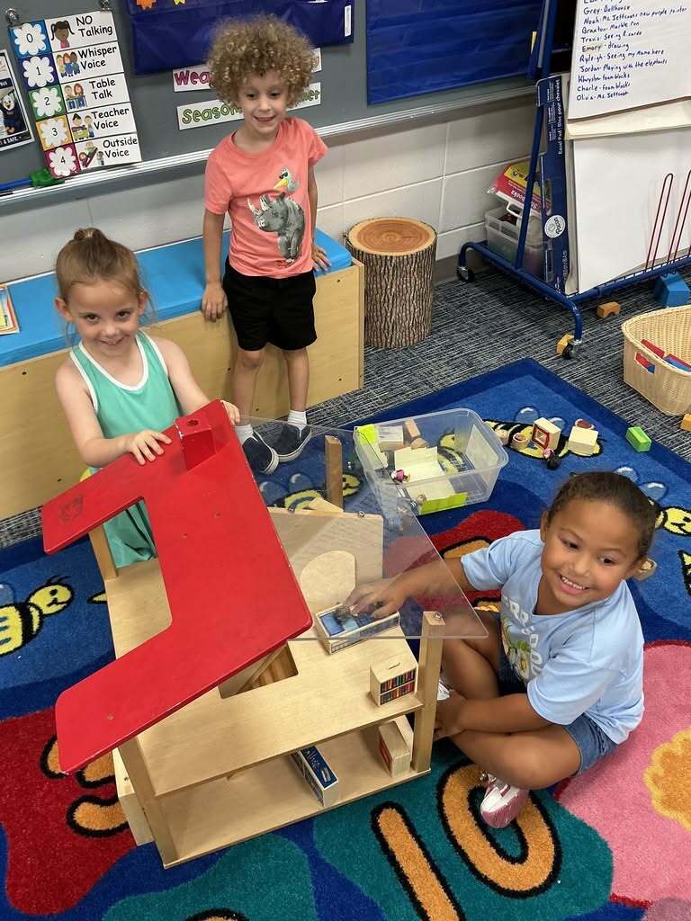 Big learning is happening through play for Sugarmill Elementary's tiniest Eagles!🦅 Whether they're building towers in the block center or baking up pretend treats during dramatic play, SES Pre-K students are doing much more than having fun. Through play, they're building early math skills, expanding their vocabulary, solving problems, using their imaginations, and learning how to work and play alongside their friends.🧠💛