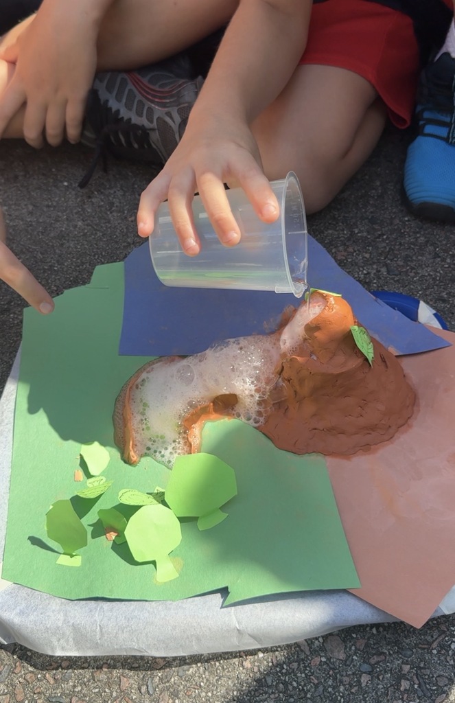 5th grade students made volcanoes