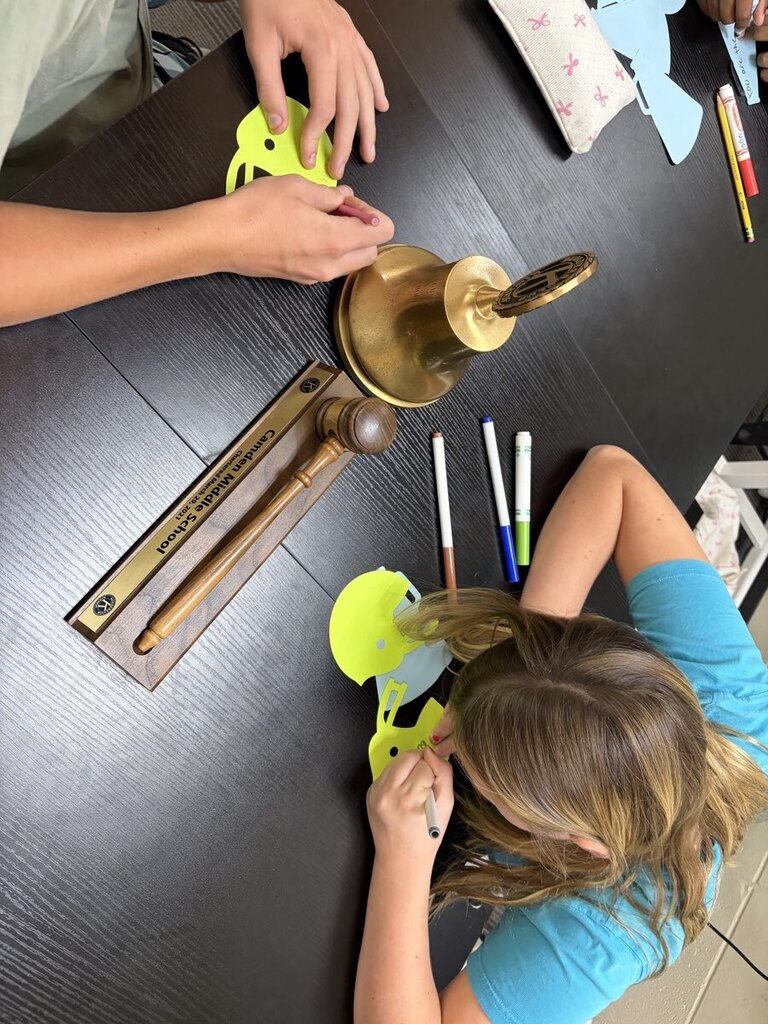 Students making encouraging notes for teachers