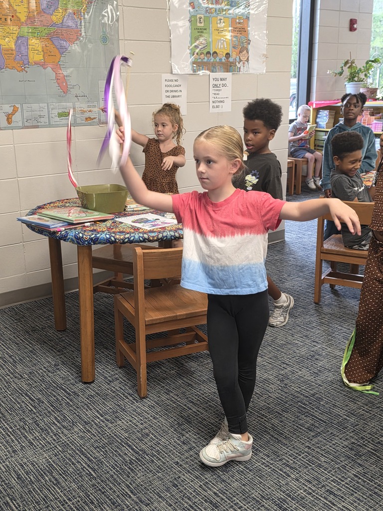 Mrs. Gianchetti’s 1st graders had a blast blending music and literacy during library special today with some rhythm-filled musical tracing!