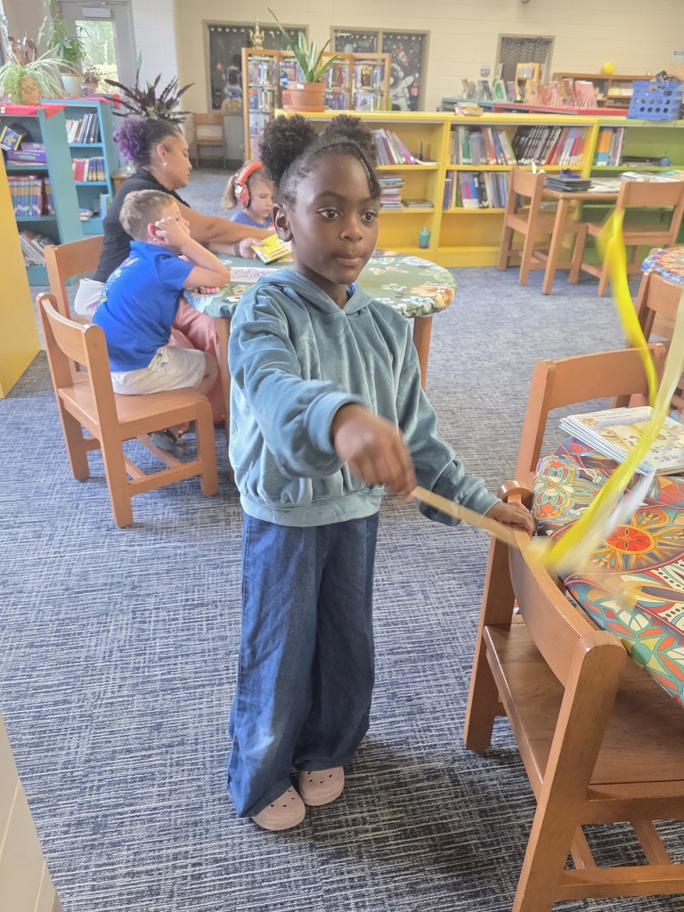Mrs. Gianchetti’s 1st graders had a blast blending music and literacy during library special today with some rhythm-filled musical tracing!