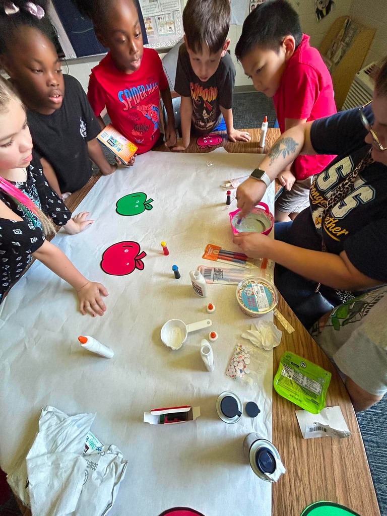 Ms. Bennett’s class had a bushel of fun creating hands-on apple art projects!