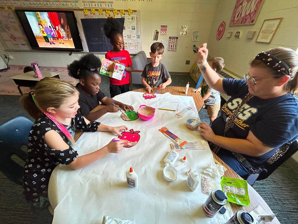 Ms. Bennett’s class had a bushel of fun creating hands-on apple art projects!