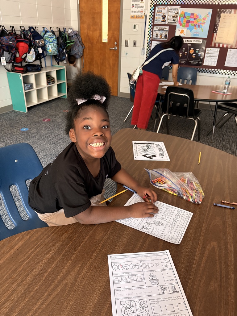 Ms. Bennett’s class had a bushel of fun creating hands-on apple art projects!