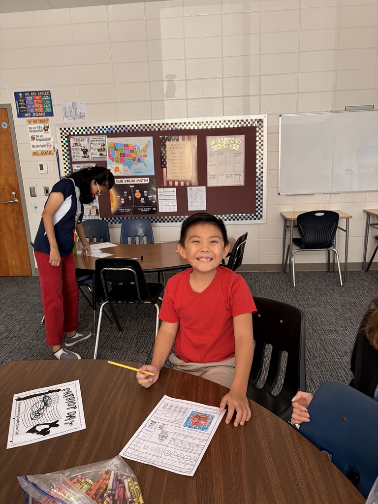 Ms. Bennett’s class had a bushel of fun creating hands-on apple art projects!