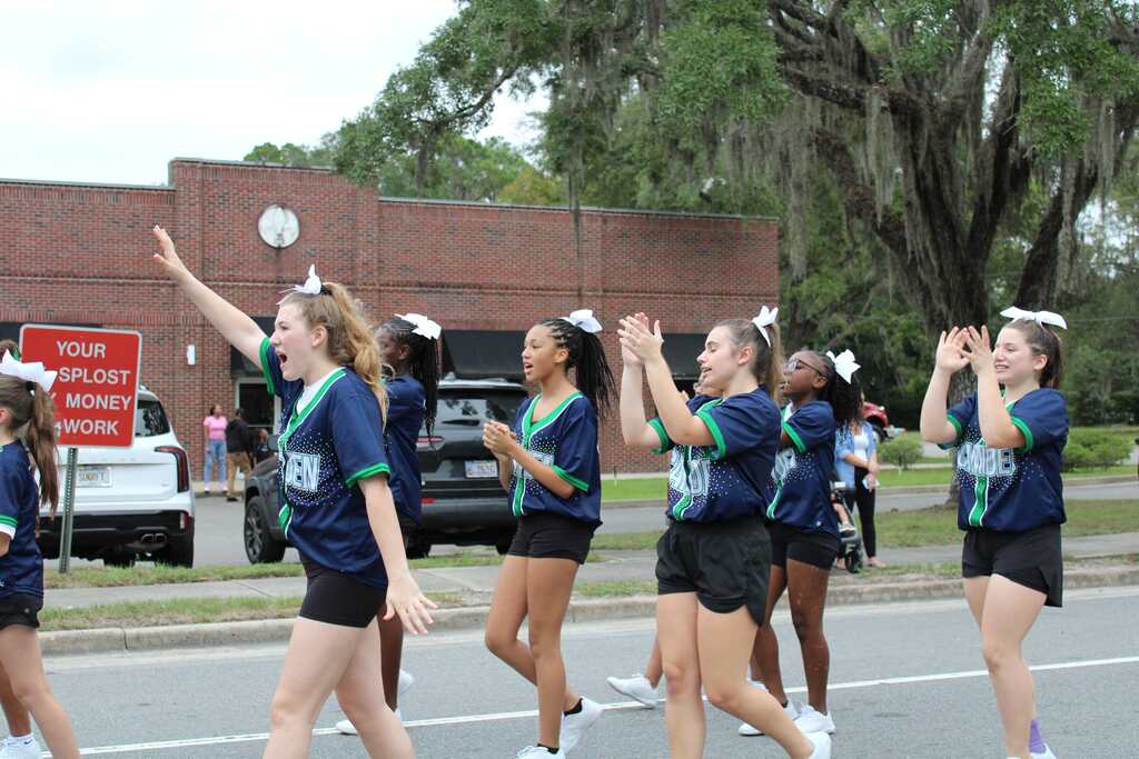 Cheerleaders int he homecoming parade
