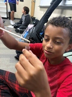 student extracting strawberrry DNA