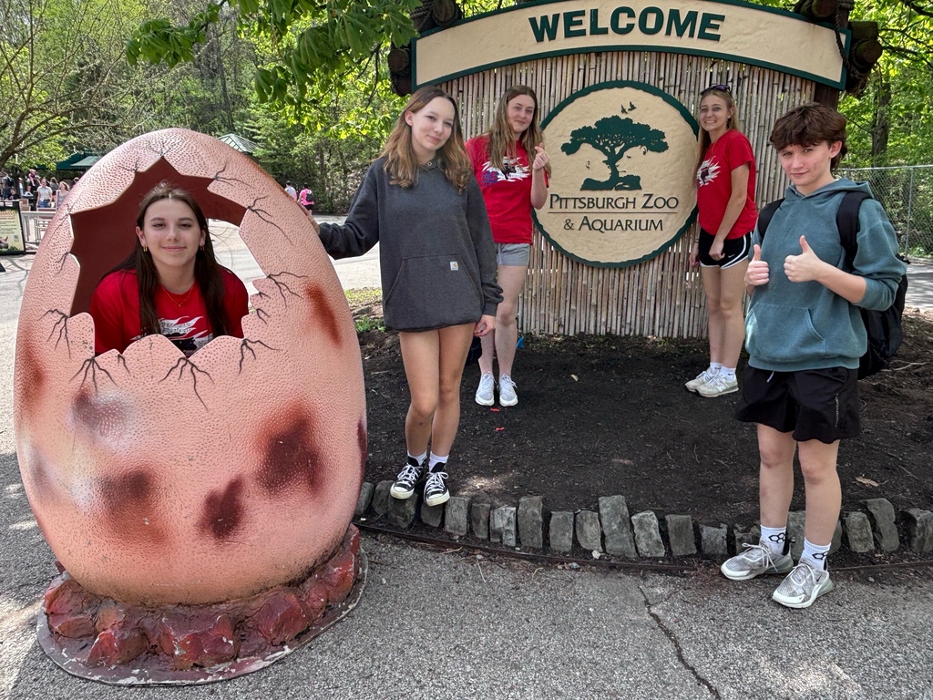 STudents posing at the zoo