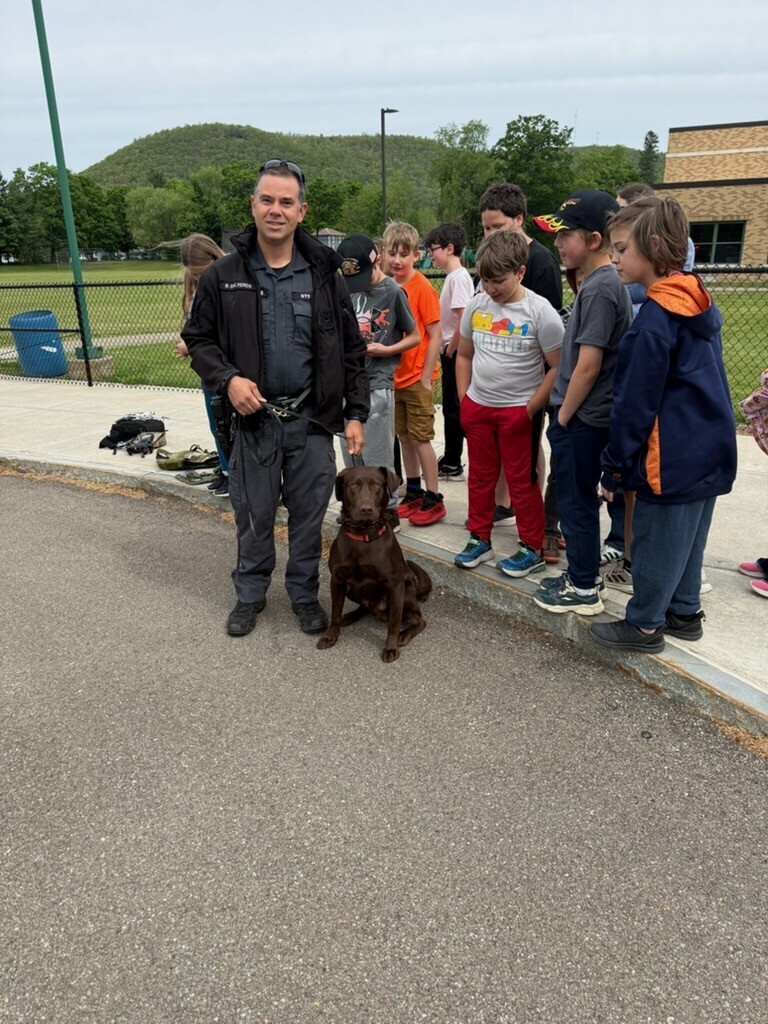 Students with DEC officer and dog