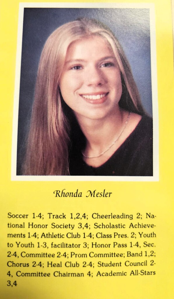 Senior picture of blond with black shirt