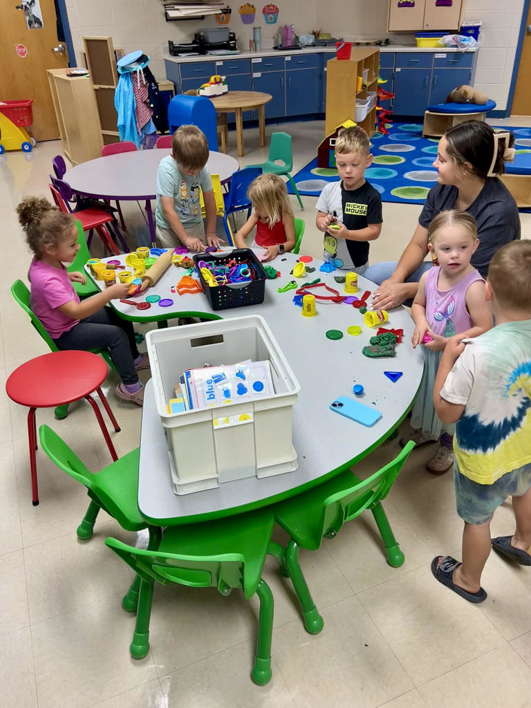 3K morning play at table