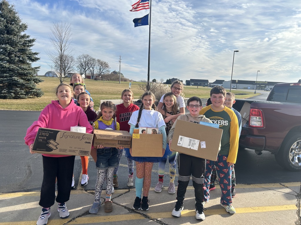 Student council packing up donations for food pantry