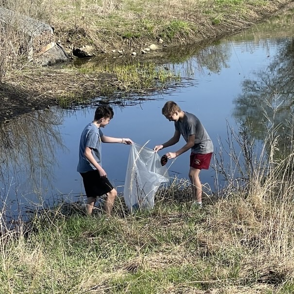 students cleaning up for earth day 