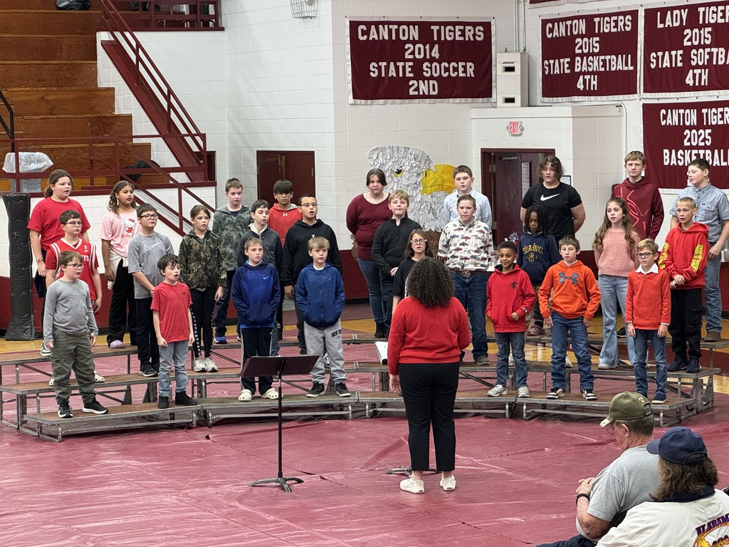 5th grade students perform