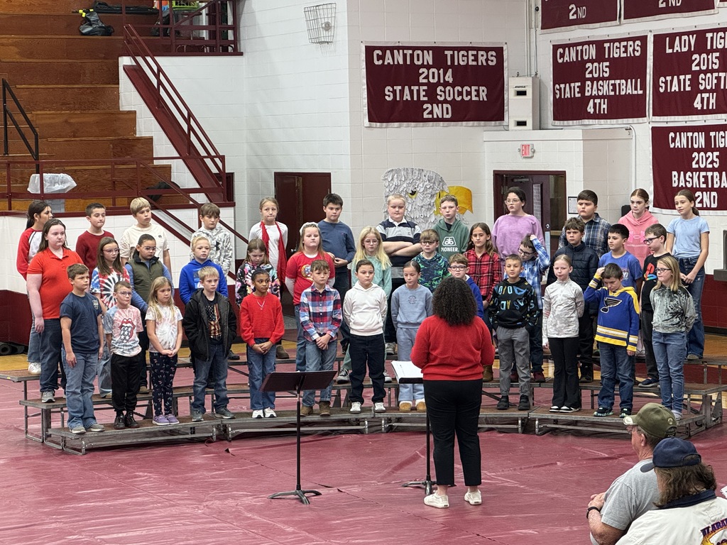 4th grade students perform