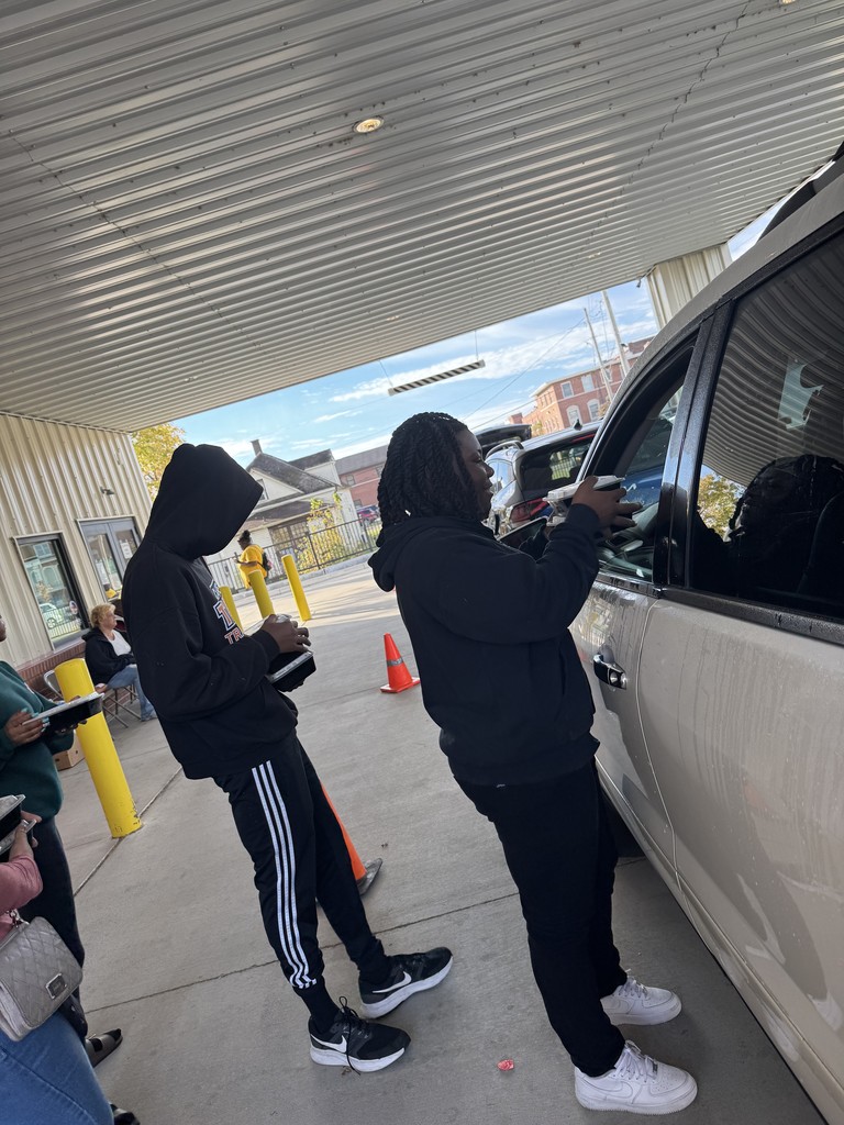 students handing out hot meals