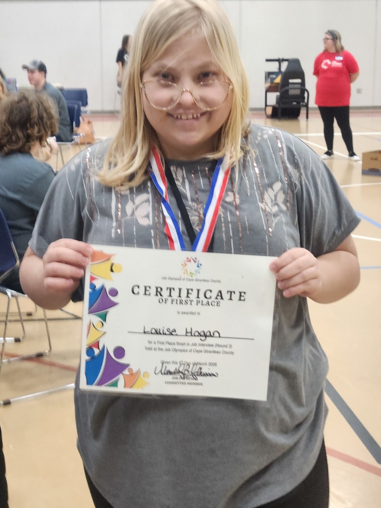 Louiise holds 1st place certificate