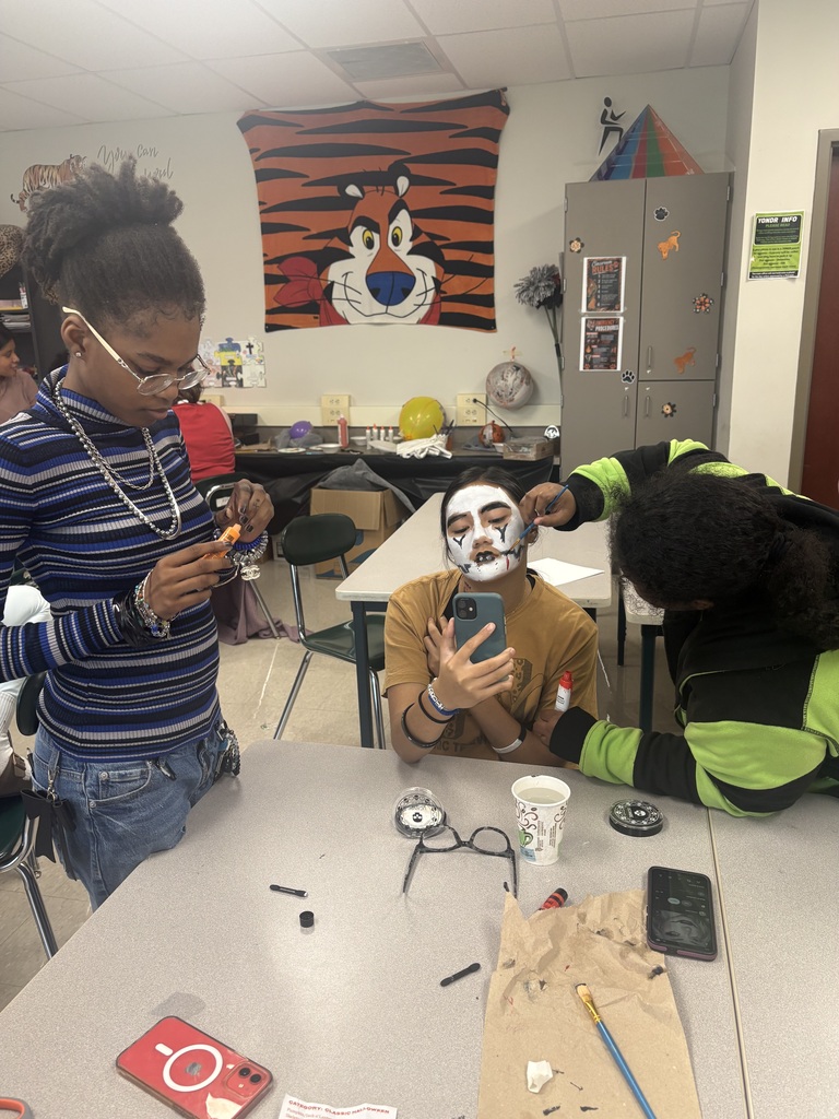 Student gets her face painted