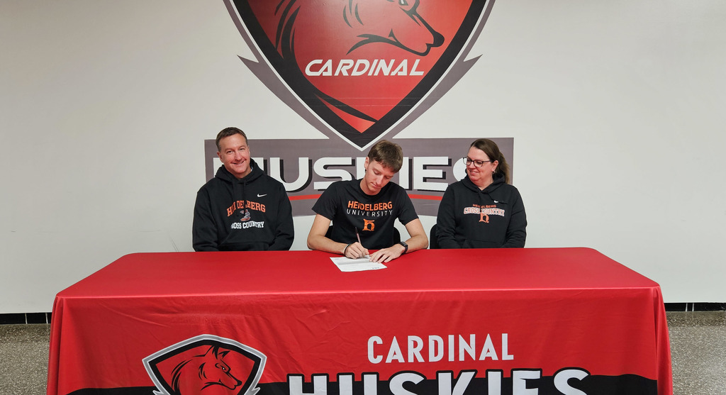 Sam Gdovichin signing his letter of content to Heidelberg University for Cross Country.