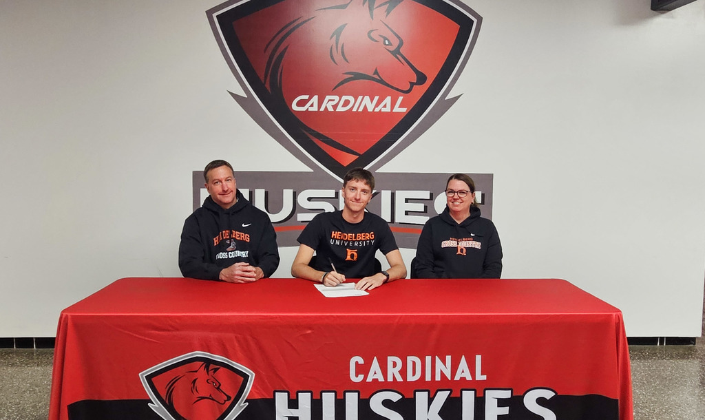 Sam Gdovichin signing his letter of content to Heidelberg University for Cross Country.