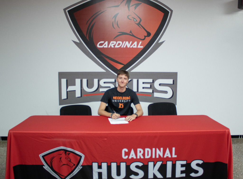 Sam Gdovichin signing his letter of content to Heidelberg University for Cross Country.