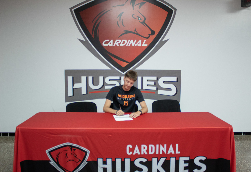 Sam Gdovichin signing his letter of content to Heidelberg University for Cross Country.