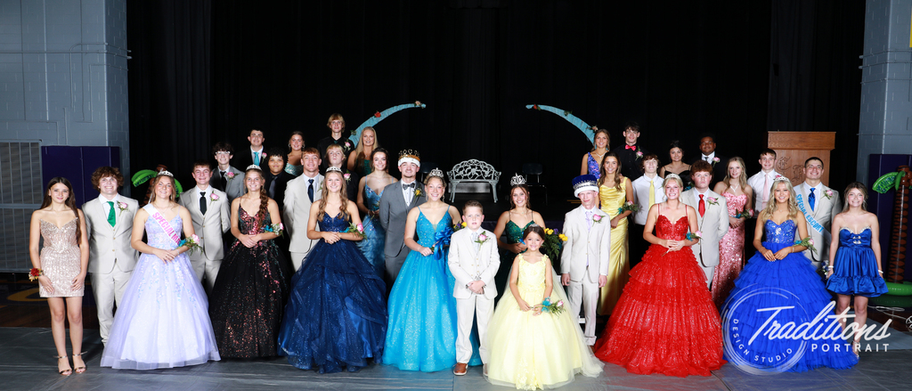 A photo of the entire homecoming court.