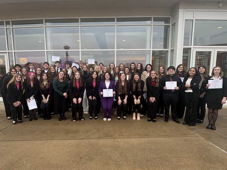 a group photo of all Carlyle FBLA members in attendance