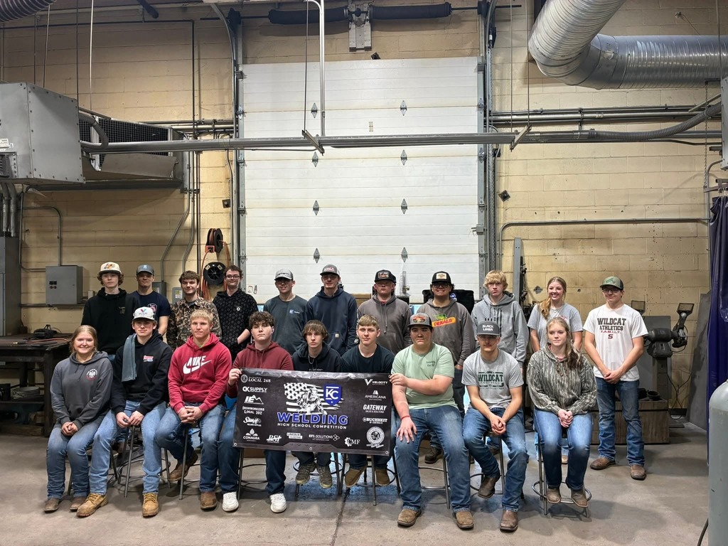 group photo of welding contestants