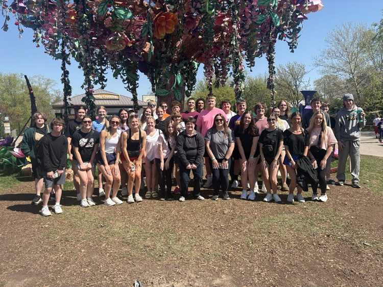 group photo of the seniors in front of the zoo glow tree
