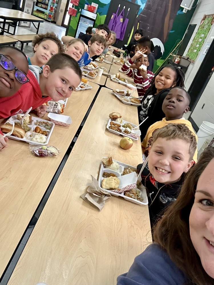 students eating lunch