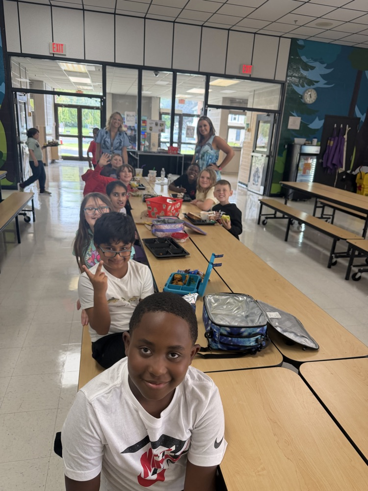 students at lunch 